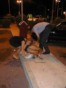 Прекрасный теплый вечер. Почему бы не поваляться на дороге?